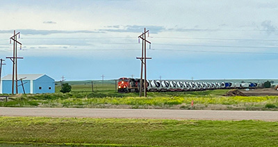 Le premier des onze trains du CN arrivant à Oyen, en Alberta